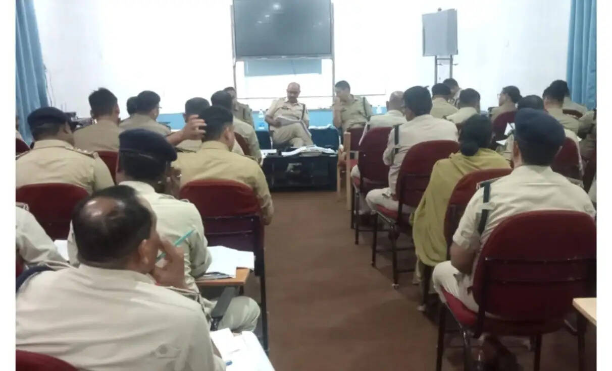 जांजगीर-चांपा में अपराध पर एसपी विजय कुमार पांडेय का सख्त रुख, आरोपितों की गिरफ्तारी तेज करने के निर्देश