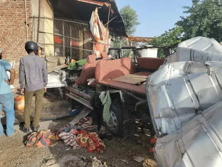 ट्रक से टकराकर होटल में घुसी टेम्पो क्रूजर, तीन की मौत-नौ घायल