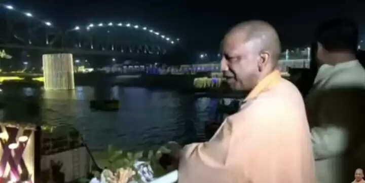 देव दीपावली पर्व पर काशी में मां गंगा के गले में असंख्य दीपों का चंद्रहार,बिखरी इंद्रधनुषी छटा