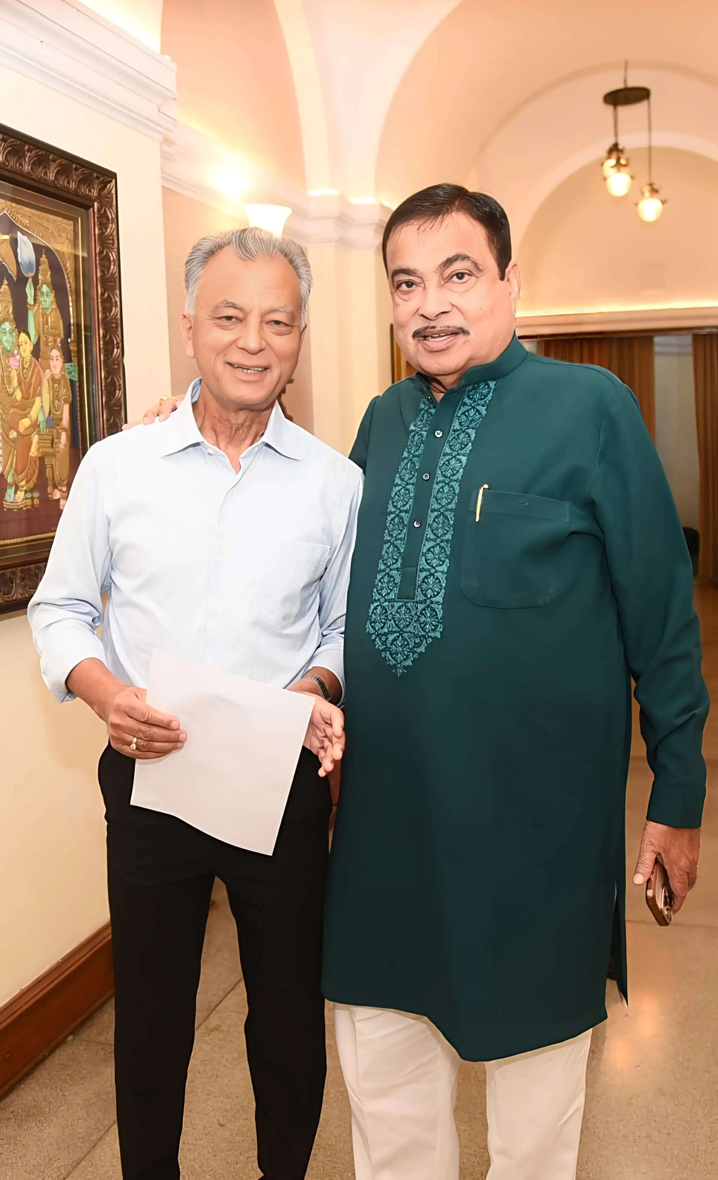 विधायक अनिल शर्मा ने केंद्रीय मंत्री नितिन गडकरी को सौंपी साढ़े छह करोड़ की डीपीआर