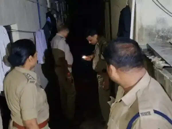 इंदौर&nbsp;में&nbsp;शराब पार्टी&nbsp;के बाद विवाद,&nbsp;फुटकर बर्तन व्यापारी&nbsp;की&nbsp;साथी ने चाकू&nbsp;मारकर की&nbsp;हत्या