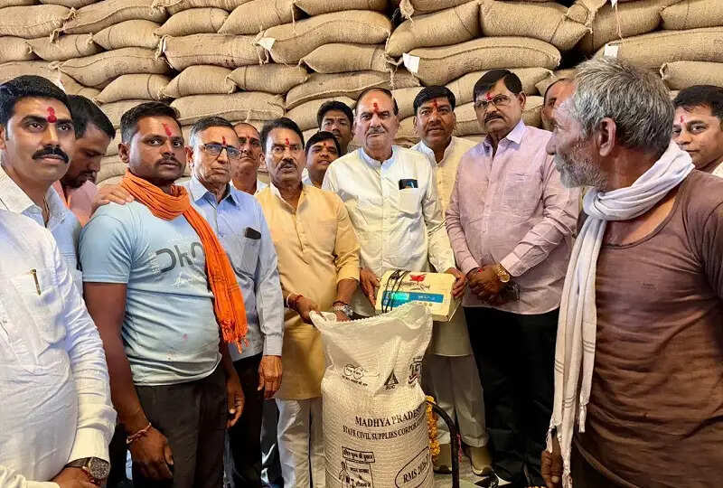इंदौरः मंत्री सिलावट ने सांवेर में किया समर्थन मूल्य पर गेहूं की खरीदी का शुभारंभ