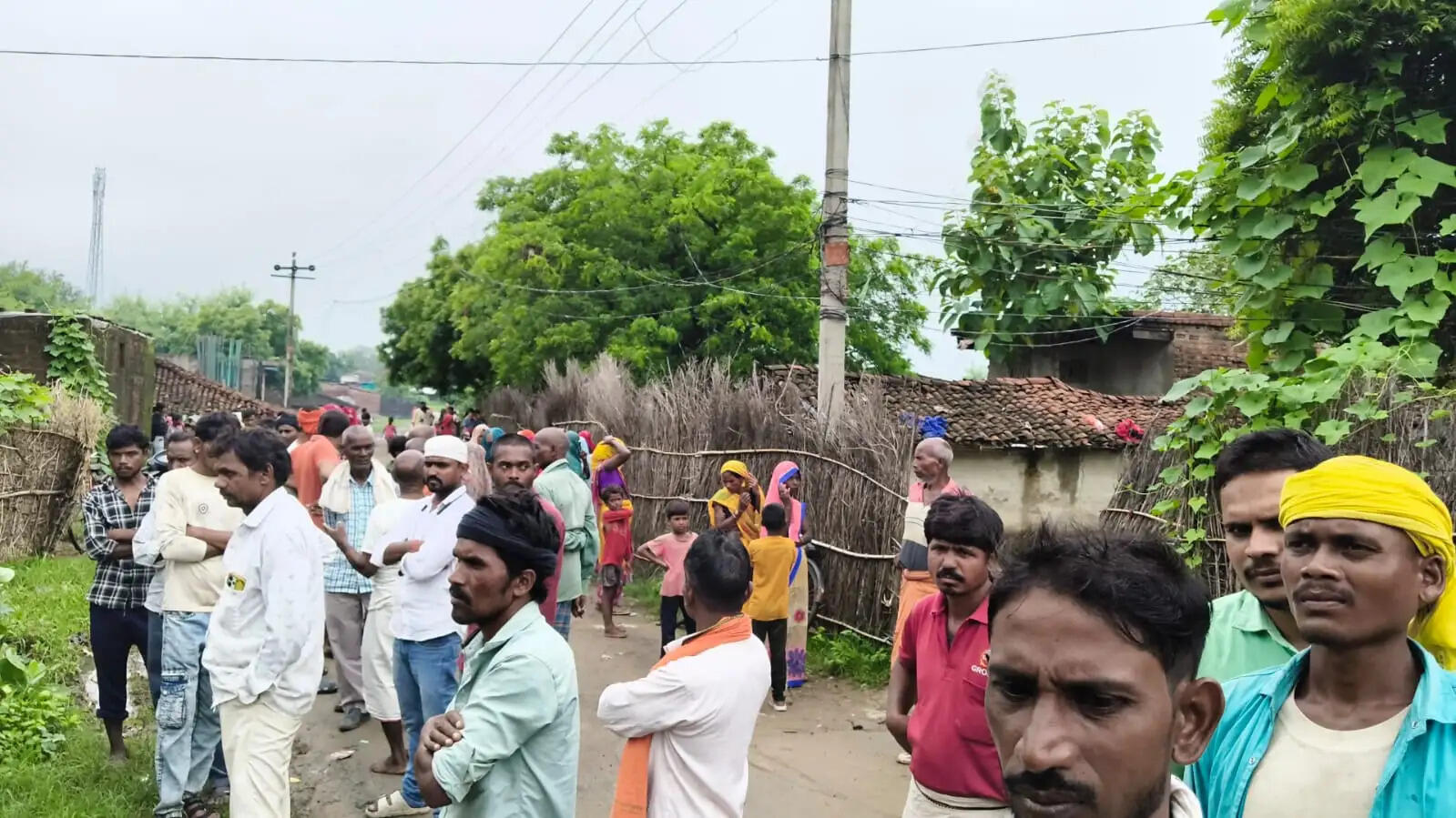 टीन शेड की पाइप में साड़ी के फंदे से लटका मिला विवाहिता का शव, जांच में जुटी पुलिस