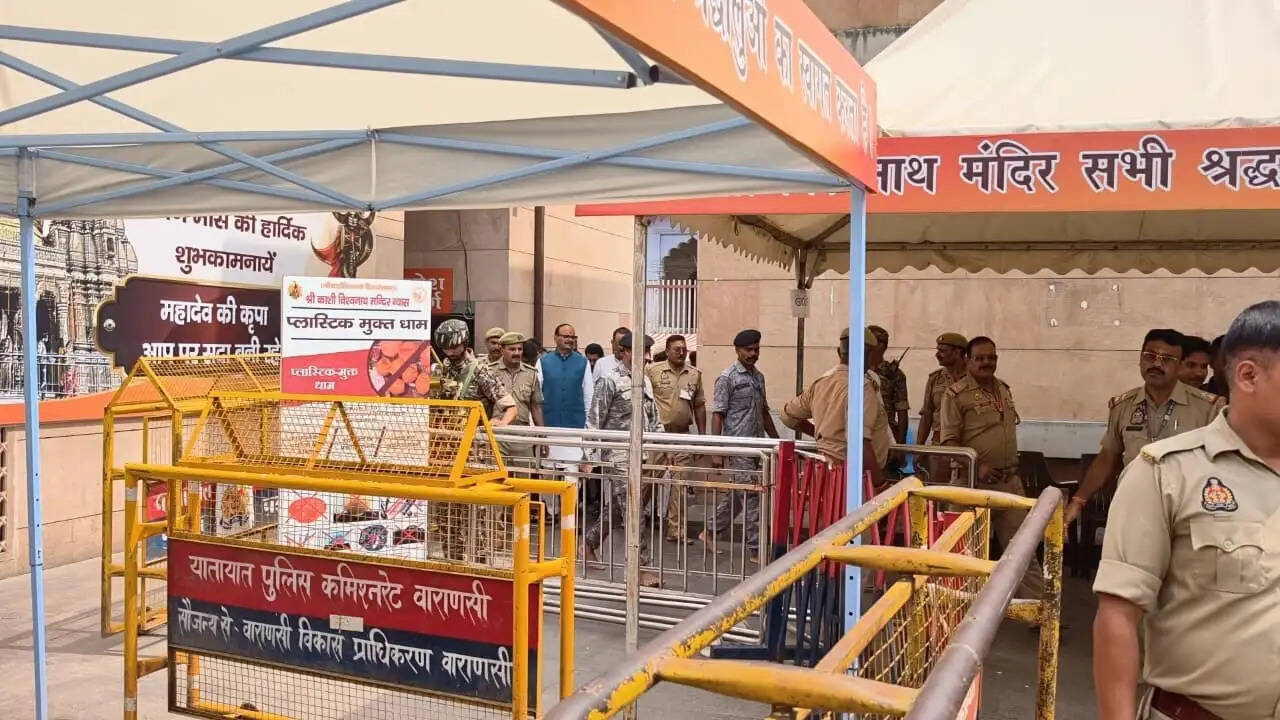 श्री काशी विश्वनाथ मंदिर में उपमुख्यमंत्री ब्रजेश पाठक ने लगाई हाजिरी