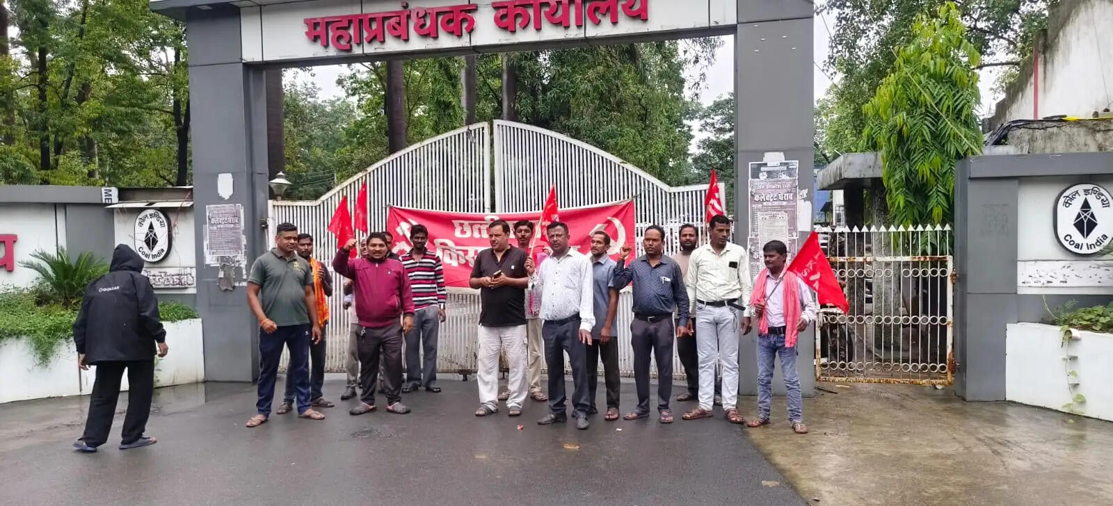 कोरबा : कुसमुंडा जीएम कार्यालय का भू-विस्थापितों ने किया घेराव