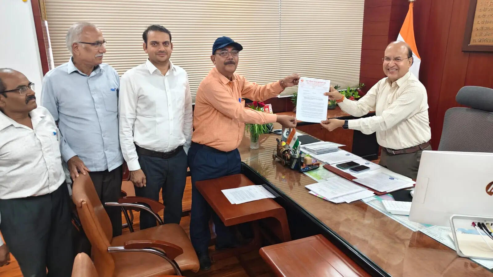 उत्तर पश्चिम रेलवे प्रधान कार्यालय जयपुर के मुख्य द्वार पर प्रदर्शन कर ज्ञापन साैंपा