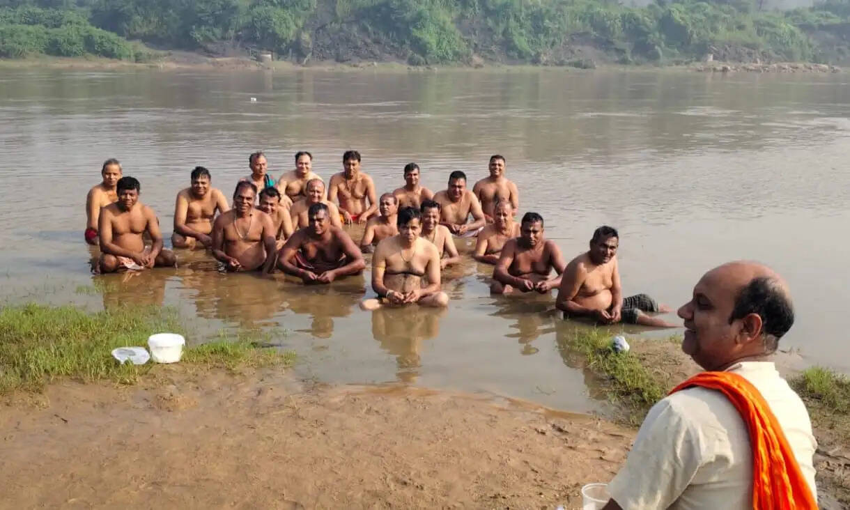 पितृपक्ष के पहले दिन दामोदर घाट पर लोगों ने किया तर्पण