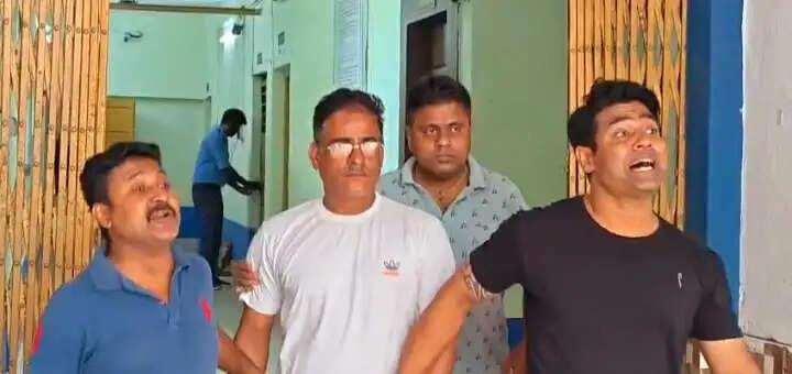दुर्गापुर न्यू टाउन थाना परिसर में बवाल, गिरफ्तार तृणमूल नेता पर भाजपा समर्थकों ने फेंके अंडे