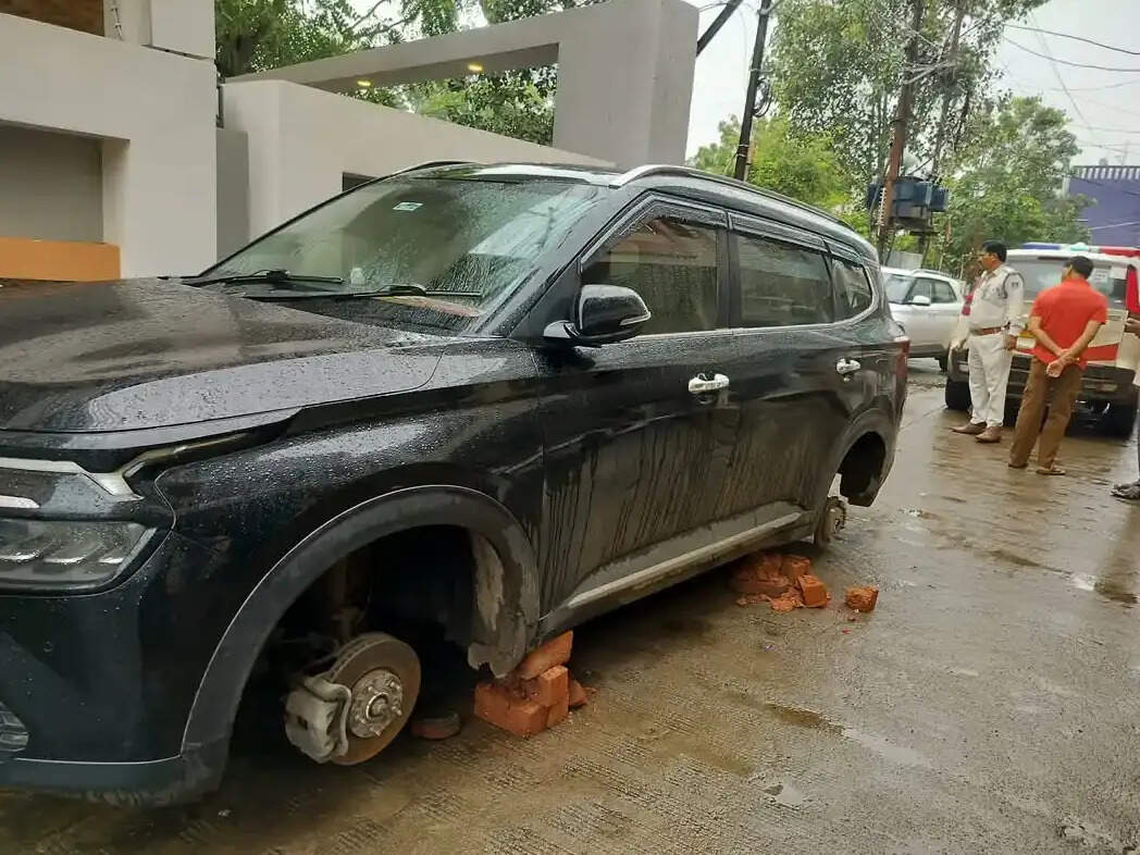 आगरमालवाः घर के सामने खड़ी कार के दो पहिए चोरी