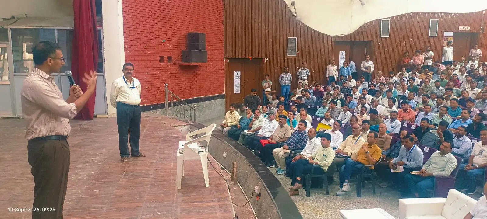 अंतिम प्रशिक्षण के बाद मतदान दल बूथों के लिए रवाना