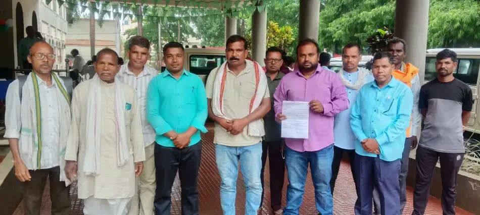 (संशोधित) चार सूत्री मांगों को लेकर कलेक्ट्रेट पहुंची जल-जंगल-जमीन संघर्ष समिति