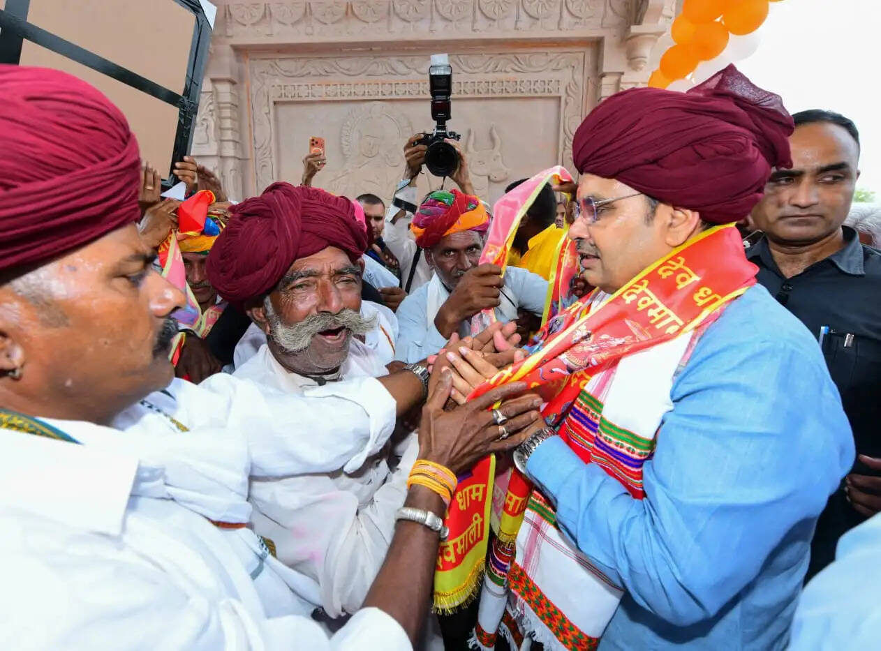 मुख्यमंत्री भजनलाल शर्मा ने देवमाली में भगवान देवनारायण मंदिर में किए दर्शन, प्रदेश की सुख-समृद्धि की कामना की