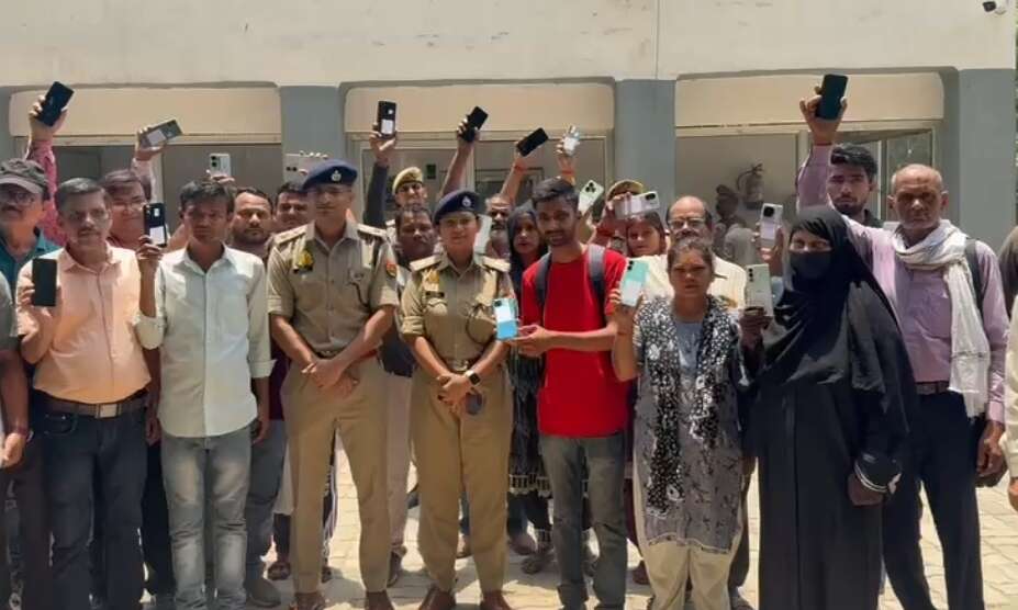 कानपुर पुलिस ने 111 खोए मोबाइल बरामद कर स्वामियों को लौटाए