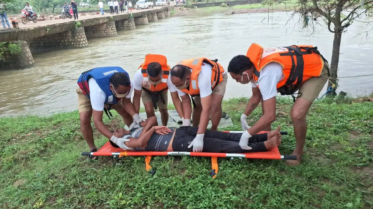 शिवरीनारायण में बाढ़ आपदा से बचाव के लिए मॉकड्रिल, रेस्क्यू टीम ने किया बचाव कार्यों का अभ्यास