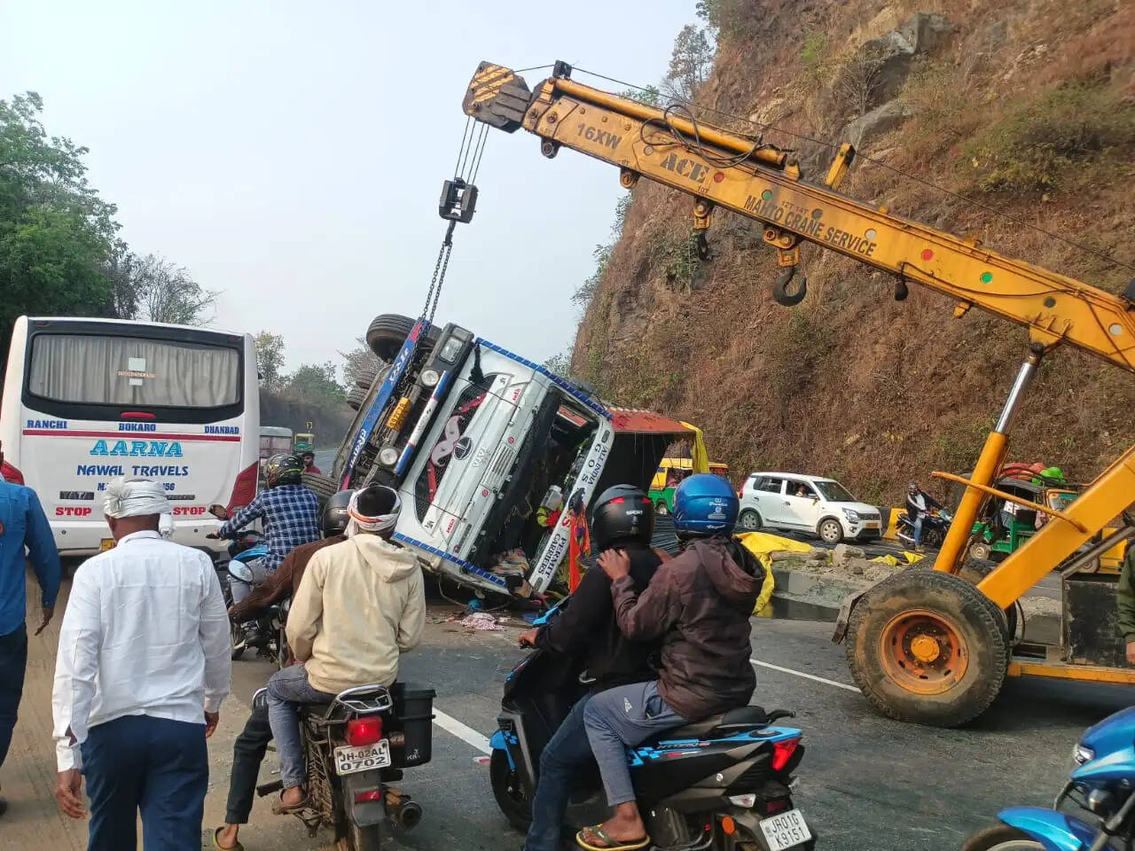 चुटूपालू घाटी में बस और ट्रेलर दुर्घटनाग्रस्त, बाल बाल बचे यात्री