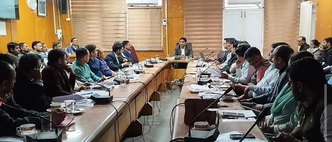 अवैध निर्माण न केवल कानून का उल्लंघन बल्कि इससे बढ़ जाते हैं आपदा जोखिम : उपायुक्त