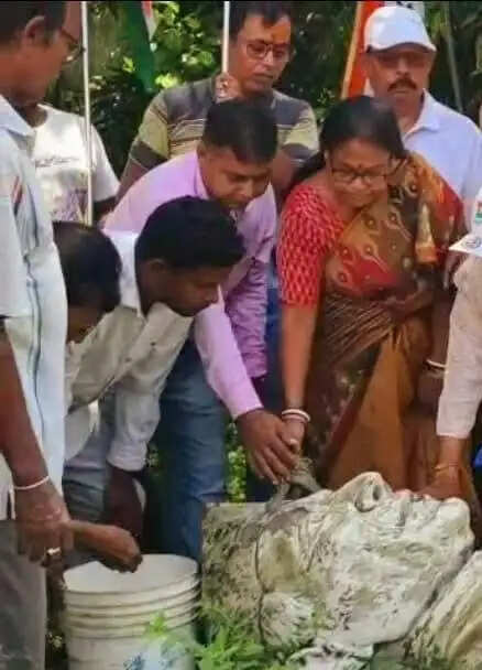 दुर्गापुर में नेहरू की मूर्ति हटाए जाने पर बवाल