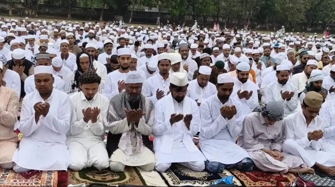 रिमझिम बारिश के बीच मनी ईद, नाथनगर में अदा हुई ईद की नमाज़