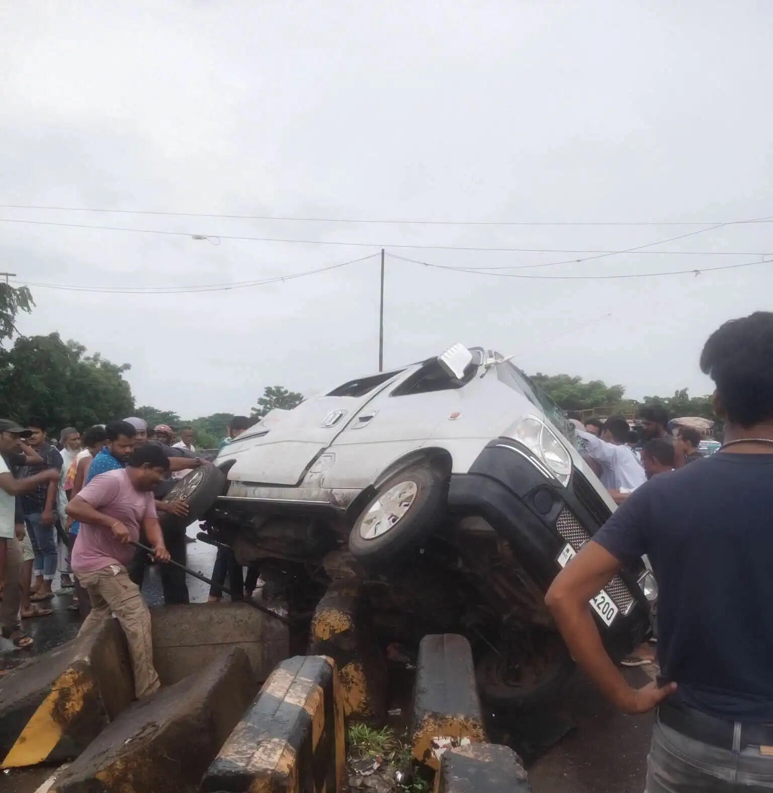 राष्ट्रीय राजमार्ग पर भीषण सड़क हादसा, एक श्रमिक की मौत, करीब 10 घायल