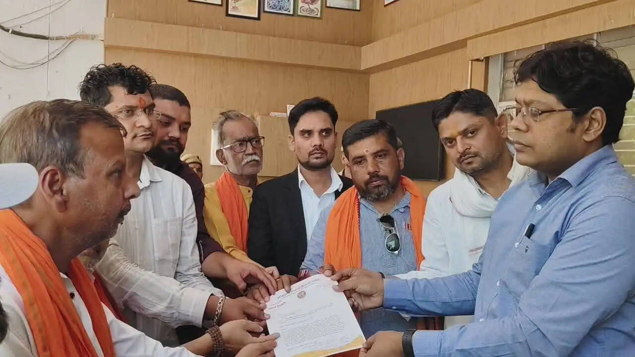 जिला पंचायत अध्यक्ष पर ब्राहमण समाज को अपमानित करने का आरोप,एसपी को ज्ञापन देकर कार्यवाही की मांग