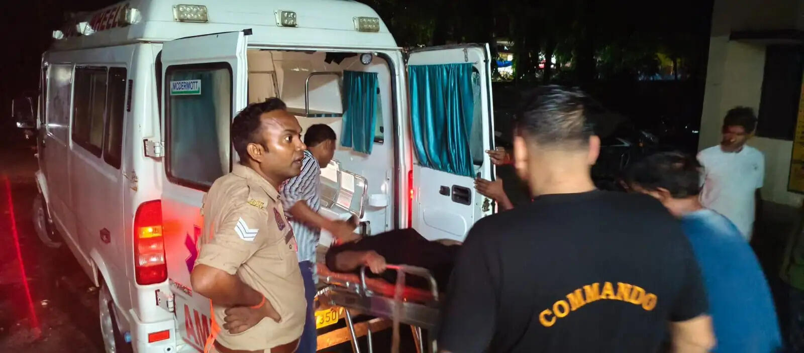 पूर्वांचल एक्सप्रेस-वे पर तेज रफ्तार मर्सिडीज डिवाइडर से टकराई, दो गंभीर घायल