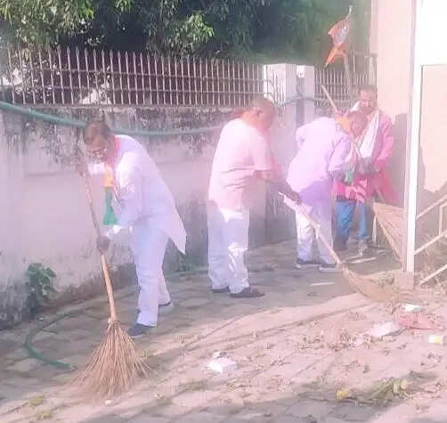 भाजपा के काशी क्षेत्र कार्यालय में क्षेत्रीय पदाधिकारियों ने किया स्वच्छता कार्य