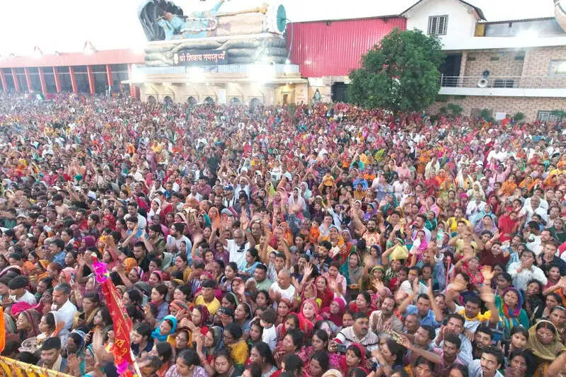 जो व्यक्ति अपने शिष्य को भगवान शिव और परमात्मा से जोड़ दे, वही सच्चा गुरु : पंडित प्रदीप मिश्रा