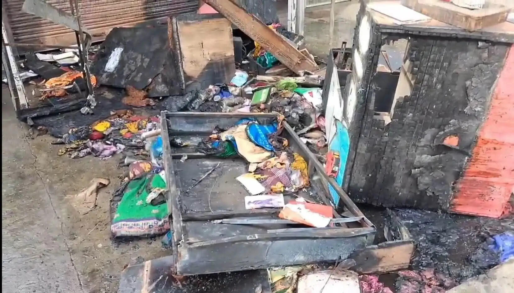 आग में साड़ी का दुकान जलकर राख, लाखों का नुकसान