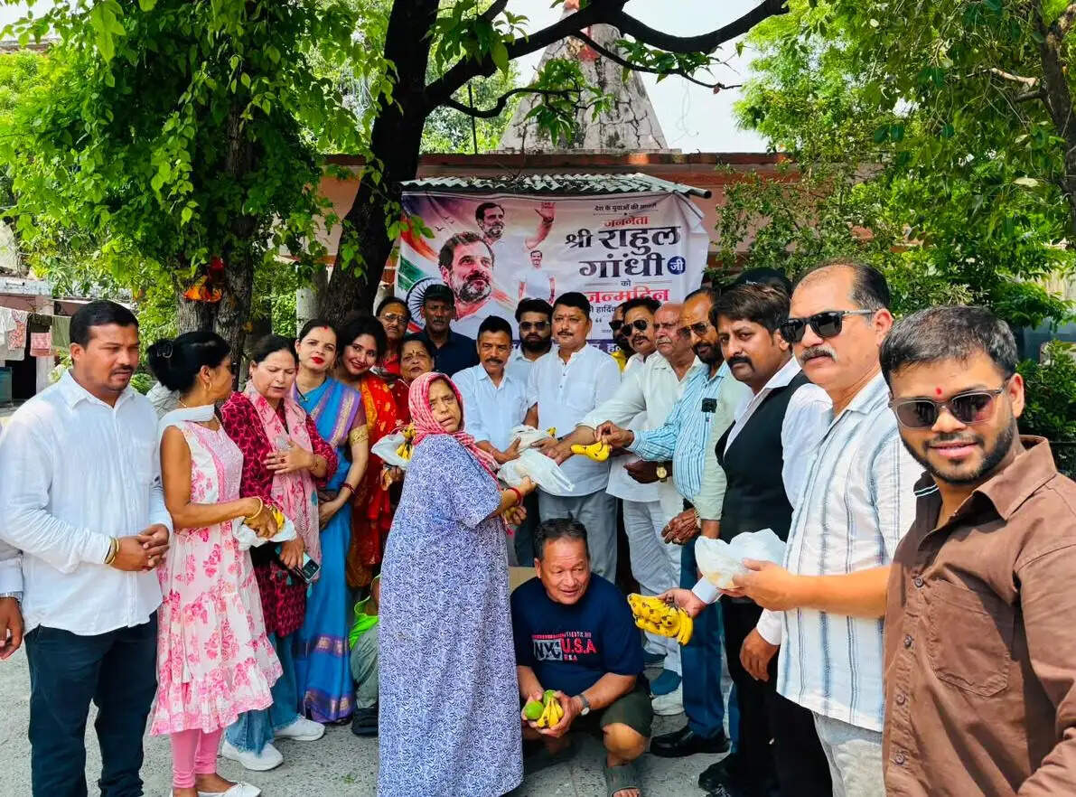 सेवा संवेदना और समर्पण के साथ मनाया राहुल गांधी का जन्मदिन कुष्ठ आश्रम में कांग्रेसजनों ने किया फल वितरण