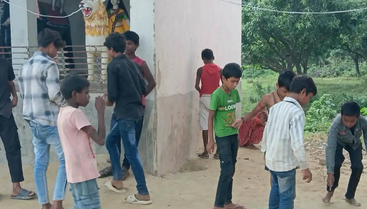 स्कूल के समय कंचे खेलते मिले दर्जनों बच्चे, शिक्षा व्यवस्था पर उठे सवाल
