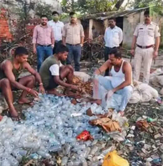 रतनपुर थाना परिसर में 1250 लीटर नेपाली देशी शराब का विनिष्टीकरण