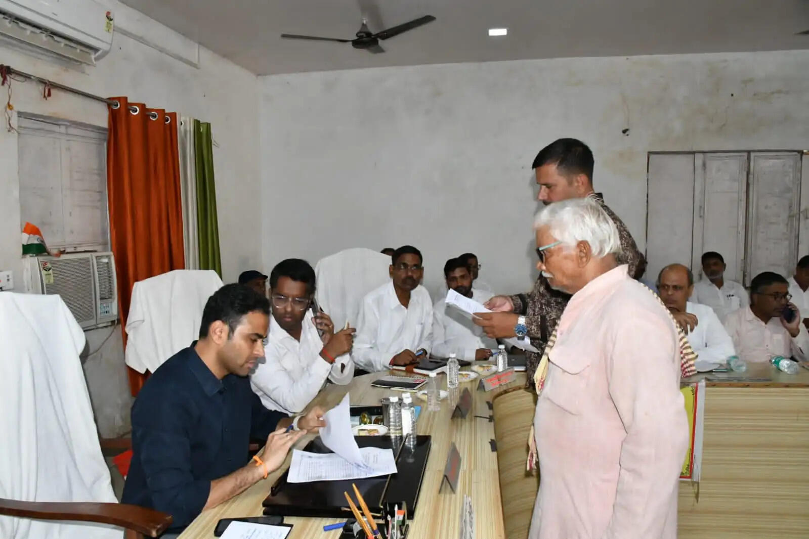 देवरिया ; समस्याओं के निस्तारण में लापरवाही पर होगी कार्रवाई : जिलाधिकारी