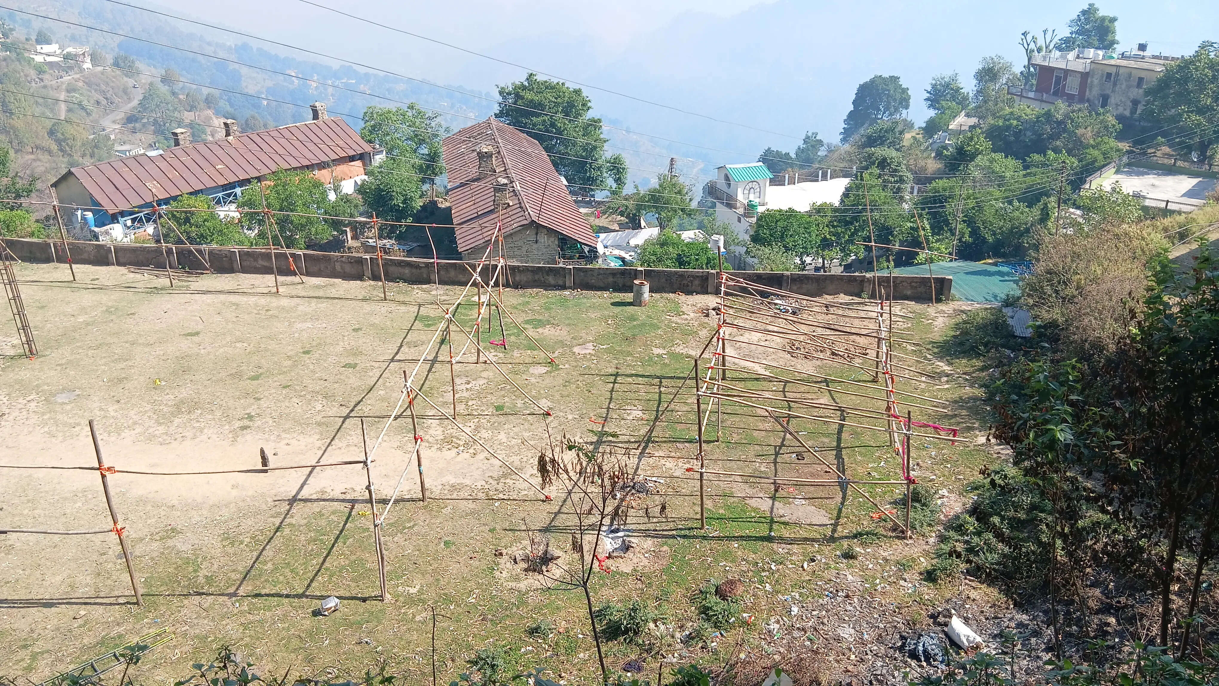 स्कूल का खेल मैदान बना शादी समारोह का केंद्र, छात्र खेल गतिविधियों से वंचित