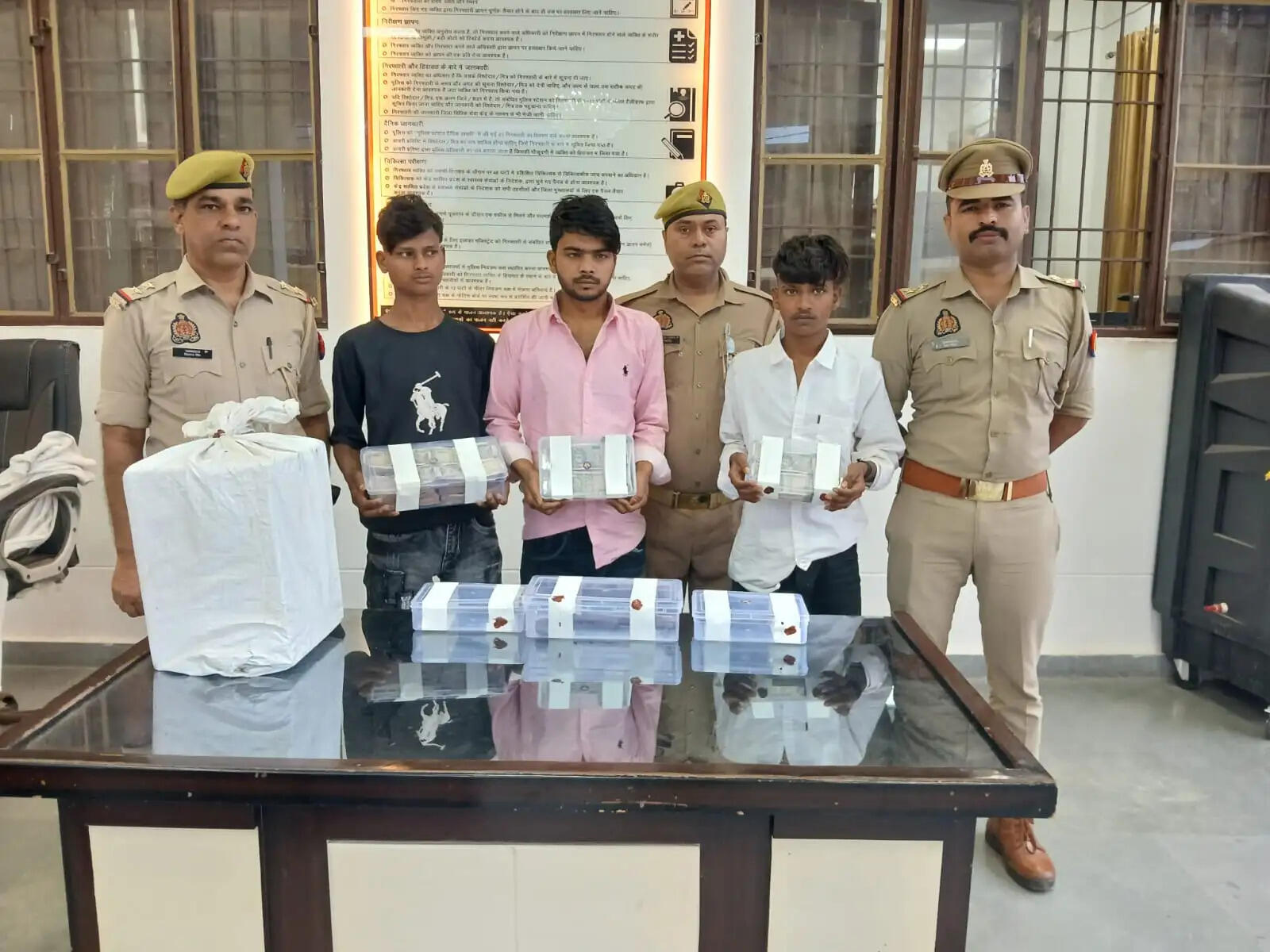 दुकान से की थी चोरी, लाखों की नकदी सहित तीन गिरफ्तार