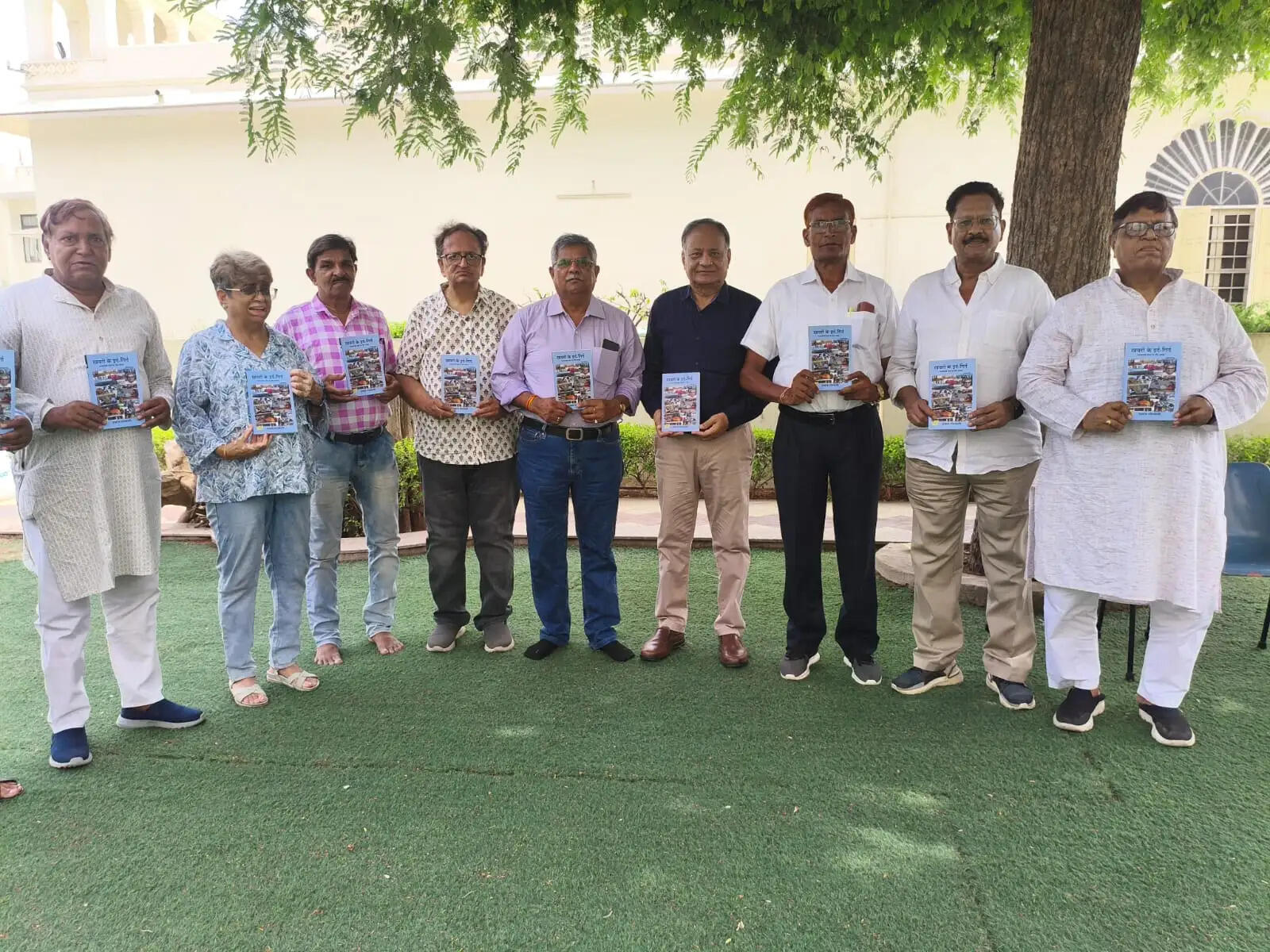 जनसम्पर्क कर्मियों ने किया प्रभात गोस्वामी की पुस्तक ‘खबरों के इर्द-गिर्द’ का लोकार्पण