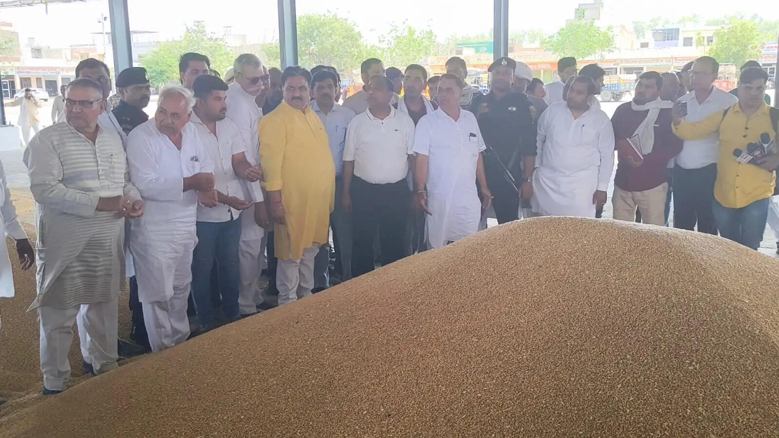 जींद : डिप्टी स्पीकर ने किया अनाज मंडी का निरीक्षण, खरीद प्रक्रिया का लिया जायजा