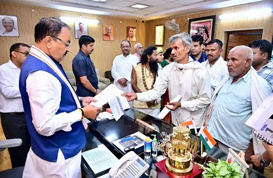 केशव प्रसाद मौर्य ने ‘जनता दर्शन’ में सुनी जनसमस्याएं