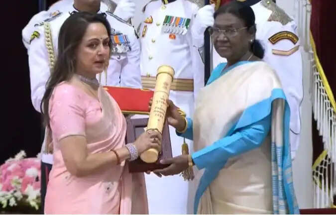 राष्ट्रपति ने पद्म पुरस्कार 2026 प्रदान किए, अभिनेता धर्मेंद्र को मरणोपरांत पद्म विभूषण