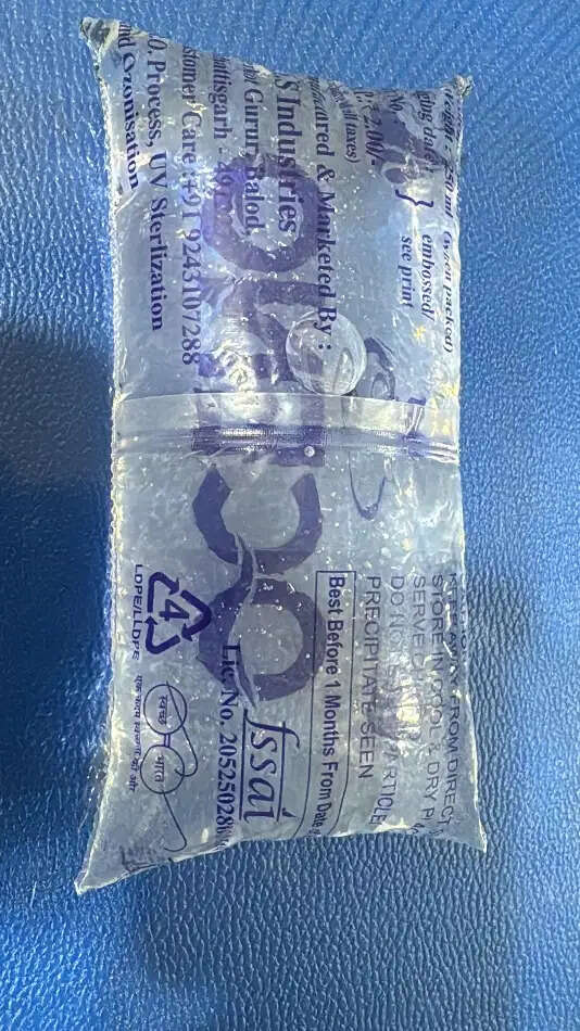 जिले में ओसेनो ब्रांड के पानी पाउच के वितरण और भंडारण पर रोक