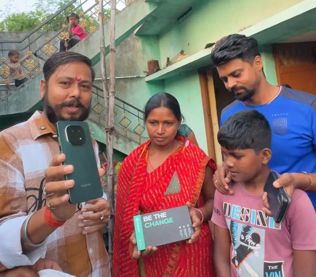 सोशल मीडिया पर वायरल कविता को इनफ्लुएंसर ने गिफ्ट किया मोबाइल