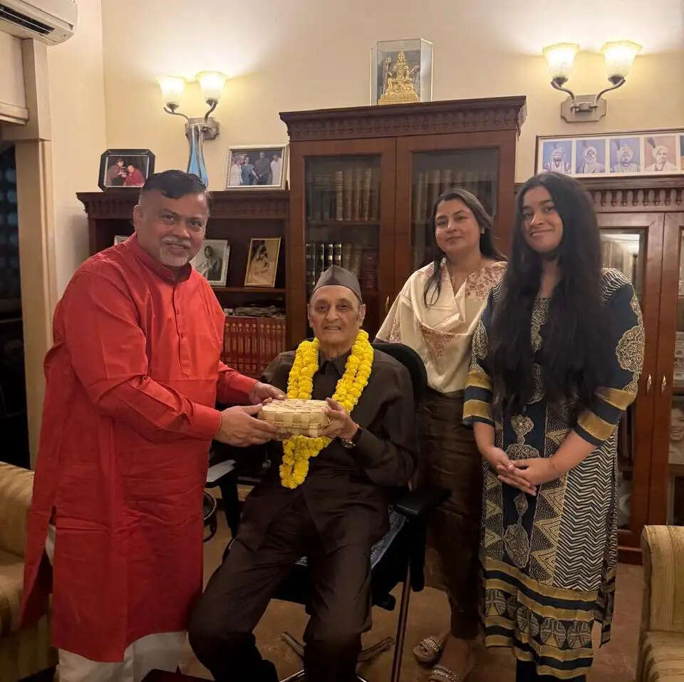 पूर्व केन्द्रीय मंत्री डॉ. कर्ण सिंह से मिले बीएचयू के प्रो. विजयनाथ मिश्र, काशी पर हुई चर्चा