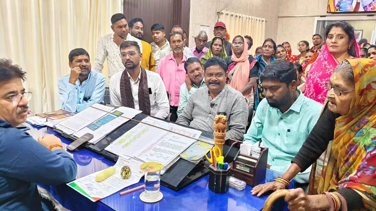 धमतरी : कांग्रेसी पार्षदों ने महापौर से मिलकर पीएम आवास से वंचित लोगों की समस्याएं रखी