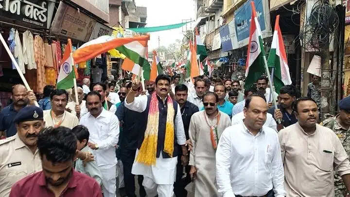 गुनाः राष्ट्रीय ध्वज की शान में निकली भव्य तिरंगा यात्रा, मंत्री राजपूत ने सहभागिता कर बढ़ाया उत्साह