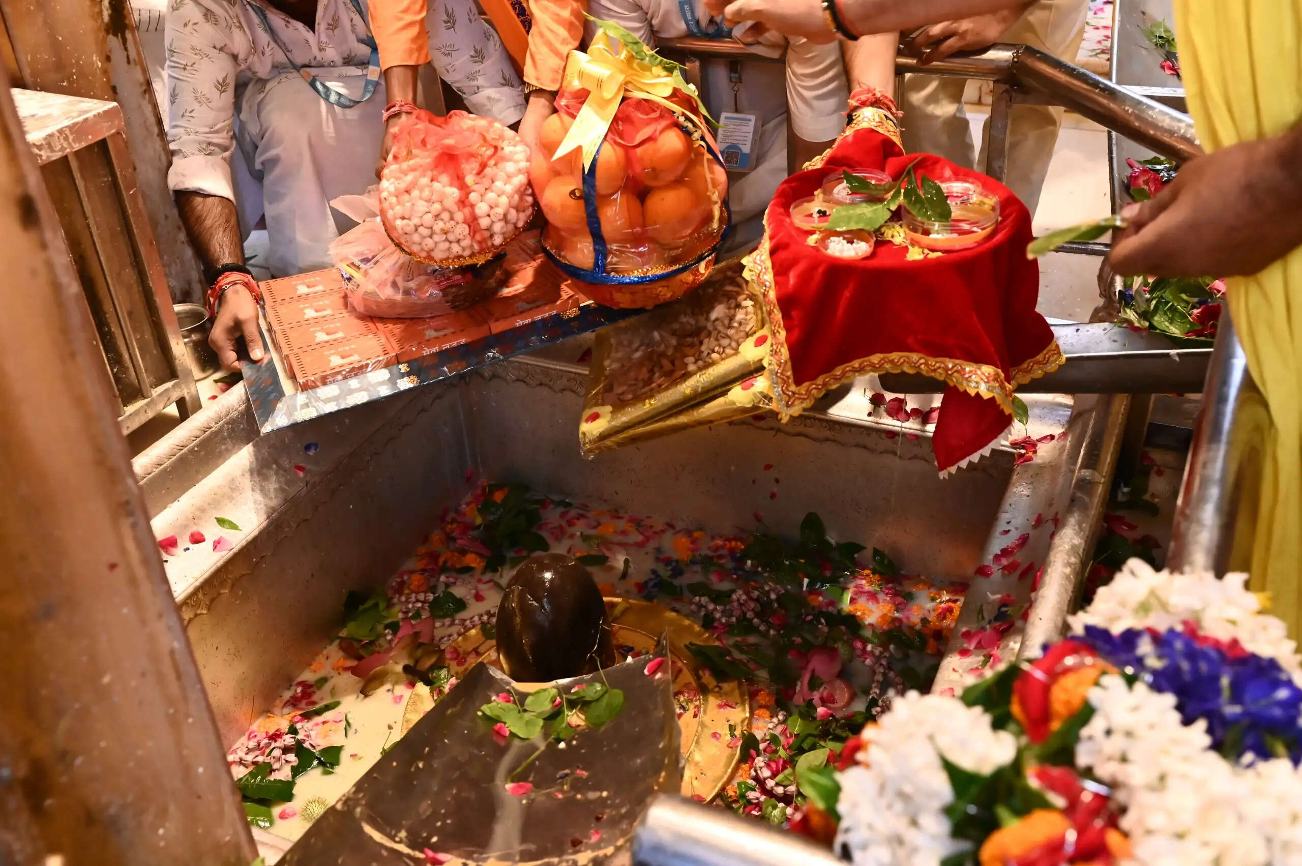 जन्माष्टमी से पहले काशी विश्वनाथ धाम से लड्डू गोपाल के लिए मथुरा भेजा गया विशेष उपहार