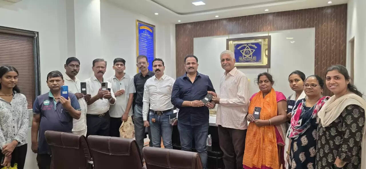 ठाणे पुलिस ने चोरी हुए 2लाख रु के 15महंगे मोबाइल धारकों को सौंपे