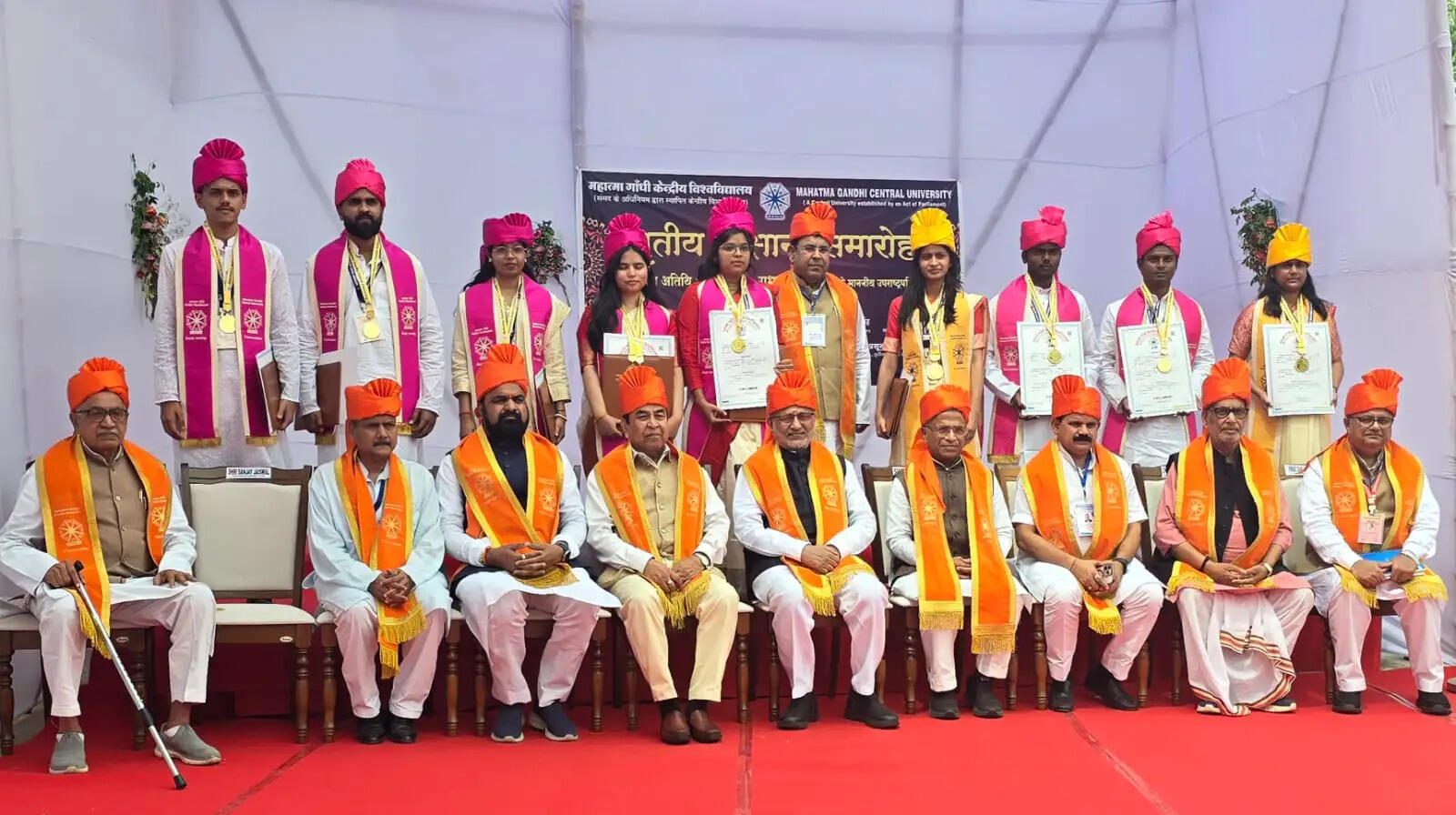 एमजीसीयू के तृतीय दीक्षांत समारोह में उपराष्ट्रपति ने 9 मेघावी छात्र-छात्राओ को मिला गोल्ड मेडल