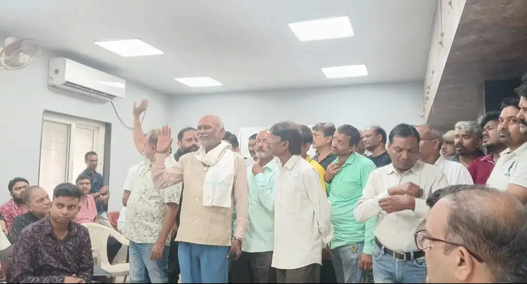 रांची नगर निगम की कार्रवाई के विरोध में अपर बाजार के व्यापारियों ने जताया रोष