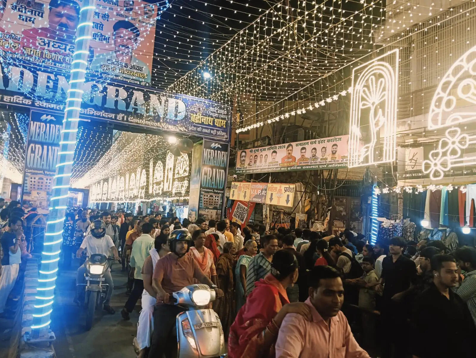 वाराणसी : शारदीय नवरात्र के महाअष्टमी तिथि पर पूजा पंडालों में उमड़ा आस्था का जनसैलाब