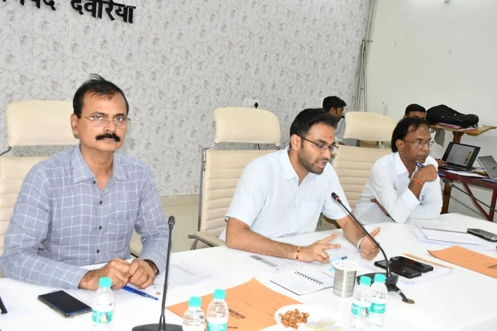 विद्यालयों के नियमित निरीक्षण और शत-प्रतिशत उपस्थिति सुनिश्चित करें : जिलाधिकारी