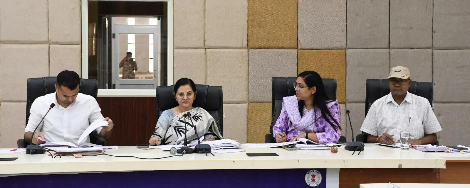 बलरामपुर : पुनर्वास नीति के क्रियान्वयन पर कलेक्टर ने ली बैठक